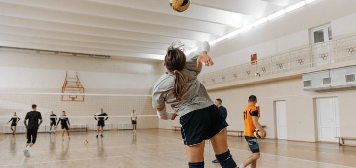 Serving in Volleyball: Rules, Types and Technique